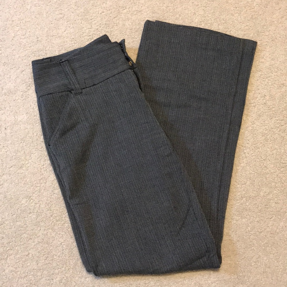 Black and white Daisy Fuentes dress pants